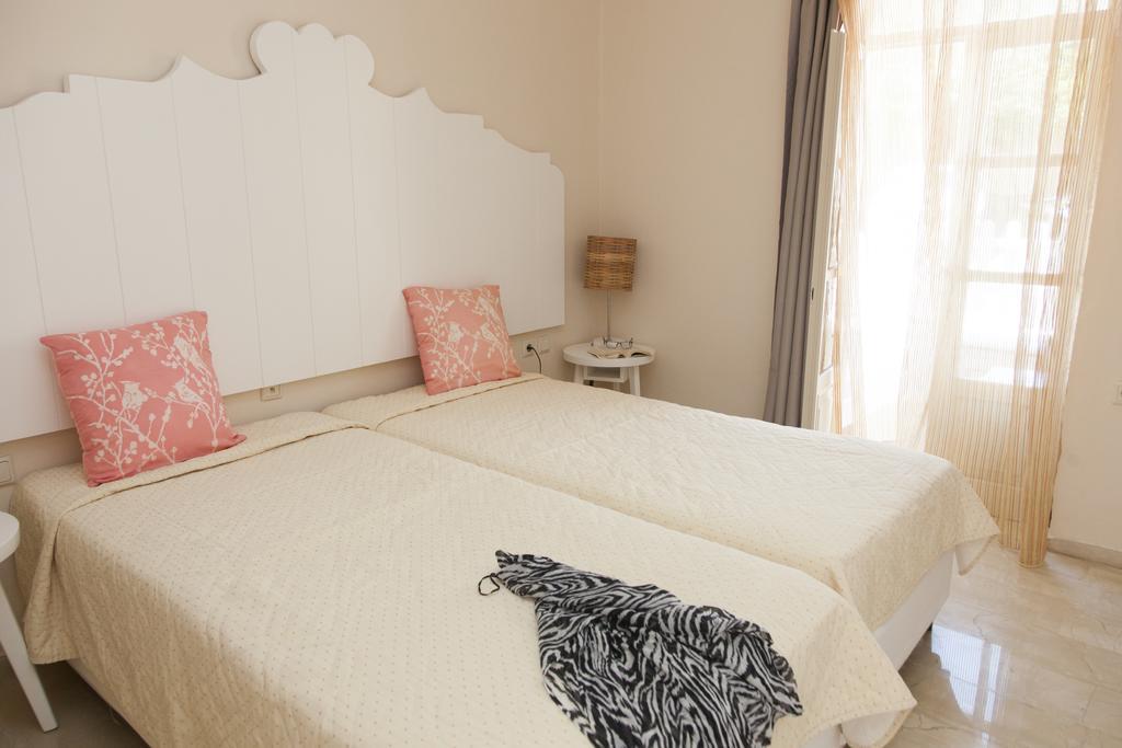 Troulakis Beach Hotel Agia Marina  Ngoại thất bức ảnh
